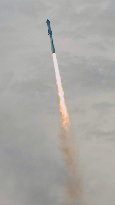 Pesawat ruang angkasa pada saat itu hampir mendarat di Samudera Hindia, sekitar satu jam setelah peluncuran dari Texas selatan. REUTERS/Cheney Orr