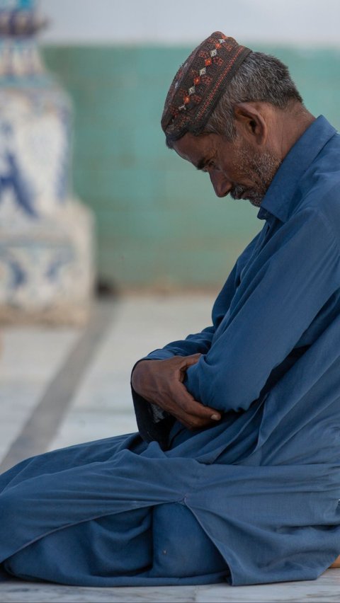 Prayer Reading during Tarawih Prayer, Sitting for Rest to Increase Rewards.