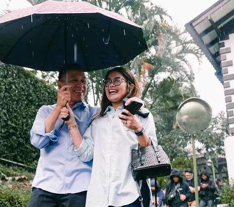 Romantis! Potret Jenderal Polisi Sepayung Berdua Sama Istri saat Hujan, Bicara Rumus Trigonometri jadi Sorotan