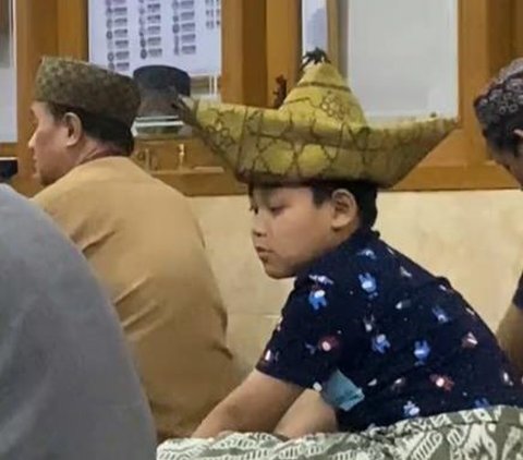 Deserving to Stay in Ramadan in Indonesia, After the Tiger Striped Prayer Mat, Now There's a Child Wearing a Boat-shaped Peci