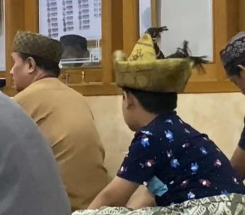 Deserving to Stay in Ramadan in Indonesia, After the Tiger Striped Prayer Mat, Now There's a Child Wearing a Boat-shaped Peci