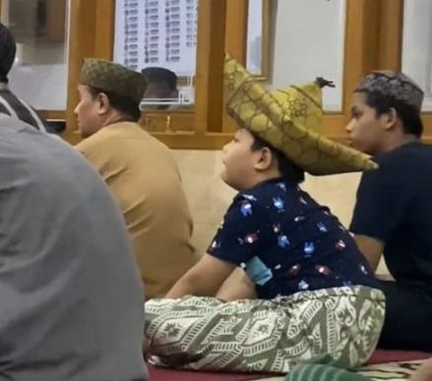 Deserving to Stay in Ramadan in Indonesia, After the Tiger Striped Prayer Mat, Now There's a Child Wearing a Boat-shaped Peci