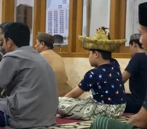 Deserving to Stay in Ramadan in Indonesia, After the Tiger Striped Prayer Mat, Now There's a Child Wearing a Boat-shaped Peci