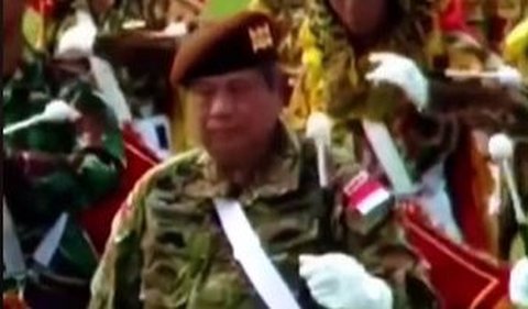 Dalam video yang dibagikan, terlihat SBY mengenakan seragam Akmil lengkap dengan baret cokelat.