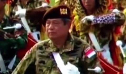 SBY pensiun dari kemiliteran pada 1 April 2001 karena pengangkatannya sebagai menteri. Dia pensiun dengan pangkat Letnan Jenderal (bintang tiga).