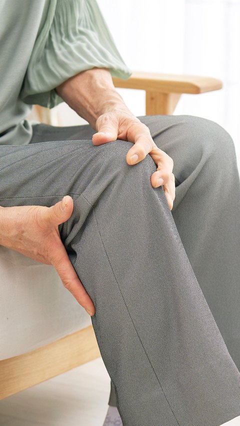 Ada Teknik Jalan Nyaman dari Dokter untuk Kamu yang Alami Nyeri Lutut
