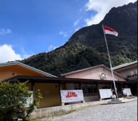 Sebuah sekolah yang berada di daerah Tembagapura, Papua disebut sebagai sekolah terpencil di dunia karena berada di tengah hutan.