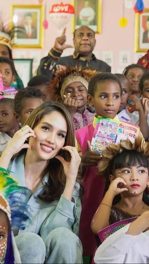 Berkesempatan untuk bertemu langsung dengan anak-anak sekolah di Jayapura menjadi pengalaman berharga bagi Cinta Laura.