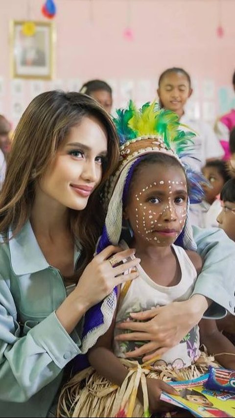 Potret Cinta Laura Kunjungi Sekolah di Papua, Banjir Pujian!