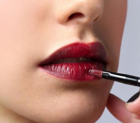 Scientists Discover the Oldest Lipstick in the World in an Unexpected Location, Its Shape is Truly Surprising