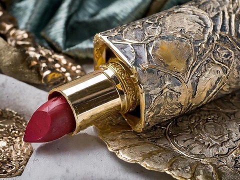 Scientists Discover the Oldest Lipstick in the World in an Unexpected Location, Its Shape is Truly Surprising