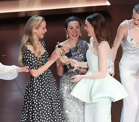 Emma Stone's Luxury Dress Zipper is Broken, Louis Vuitton Quality Criticized