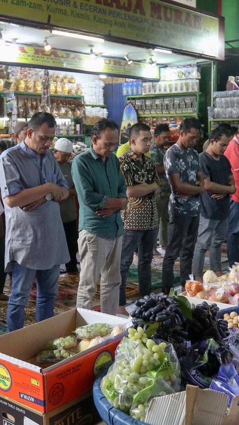 FOTO: Suasana Jumatan Pertama Ramadan di Pasar Tanah Abang, Pengunjung dan Pedagang Salat di Antara Kios-Kios