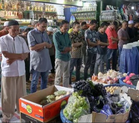 Suasana saat pelaksanaan salat Jumat pertama pada Ramadan 1445 Hijriah di Pasar Tanah Abang, Jakarta, Jumat (15/3/2024). Salat Jumat pertama Ramadan tersebut diikuti para pedagang dan pengunjung yang memadati Pasar Tanah Abang. Liputan6.com/Herman Zakharia