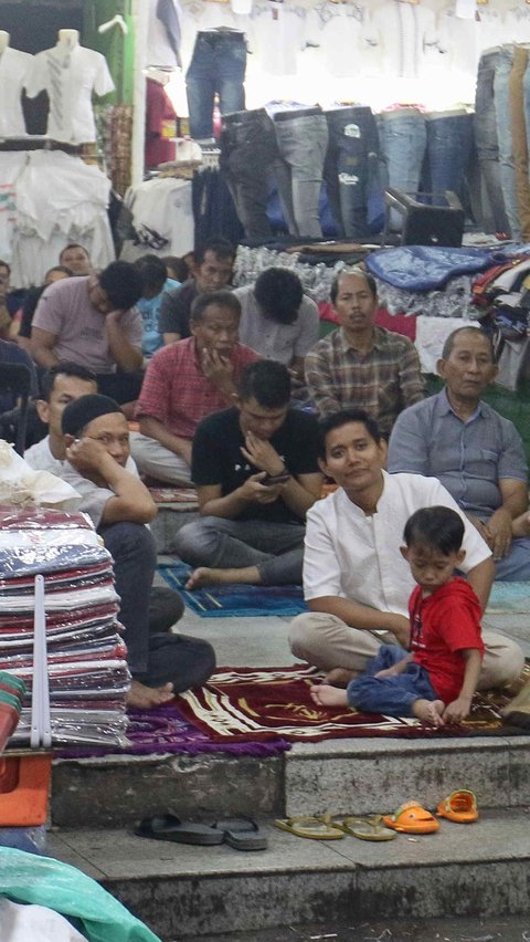 Ramainya pengunjung Pasar Tanah Abang saat Ramadan membuat jemaah salat Jumat tampak membeludak. Liputan6.com/Herman Zakharia