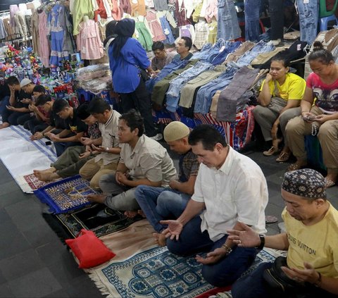 FOTO: Suasana Jumatan Pertama Ramadan di Pasar Tanah Abang, Pengunjung dan Pedagang Salat di Antara Kios-Kios