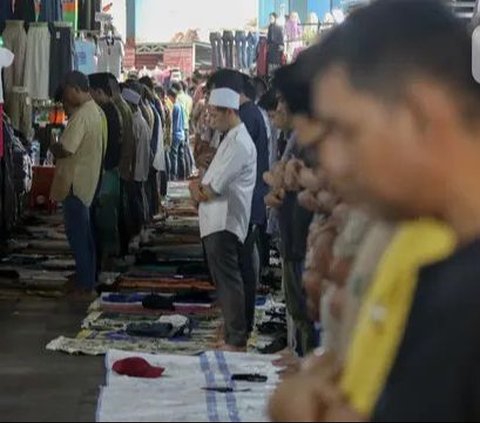 FOTO: Suasana Jumatan Pertama Ramadan di Pasar Tanah Abang, Pengunjung dan Pedagang Salat di Antara Kios-Kios