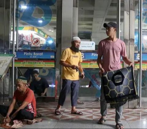 FOTO: Suasana Jumatan Pertama Ramadan di Pasar Tanah Abang, Pengunjung dan Pedagang Salat di Antara Kios-Kios