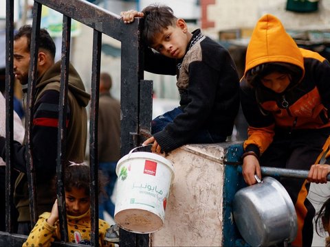 Ramadan di Gaza, Warga Berkerumun Sambil Memegang Mangkuk Plastik untuk Sesendok Makanan