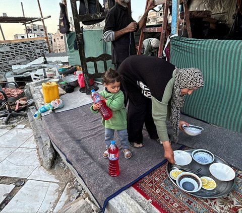 Ramadan di Gaza, Warga Berkerumun Sambil Memegang Mangkuk Plastik untuk Sesendok Makanan