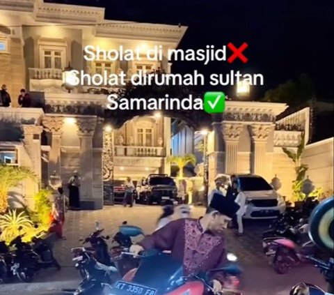 Bukan di Masjid, Aksi Warga Tarawih di Rumah Sultan Samarinda Ini Curi Perhatian