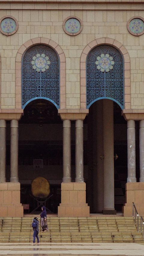 Salat merupakan ibadah wajib yang harus didirikan oleh seluruh umat Muslim. Allah akan memberikan ganjaran bagi setiap umat-Nya yang senantiasa rajin dalam mendirikan salat. Allah Swt. juga akan memberikan balasan yang setimpal bagi setiap umat Muslim yang lalai dalam mendirikan ibadah wajib yang satu ini.