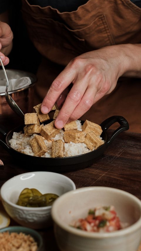 Tahu isi adalah salah satu kudapan tradisional Indonesia yang telah menjadi favorit banyak orang. Berasal dari bahan dasar tahu yang dibuat dari kedelai, tahu kemudian diisi dengan campuran beragam bahan seperti sayuran, daging, dan rempah-rempah.