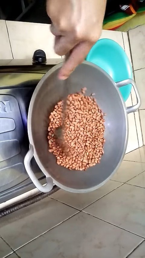 Sangrai Kacang Tanah Hingga Kering