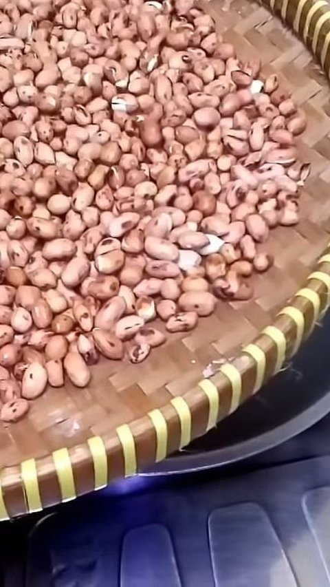 Letakkan Kacang Tanah pada Wadah