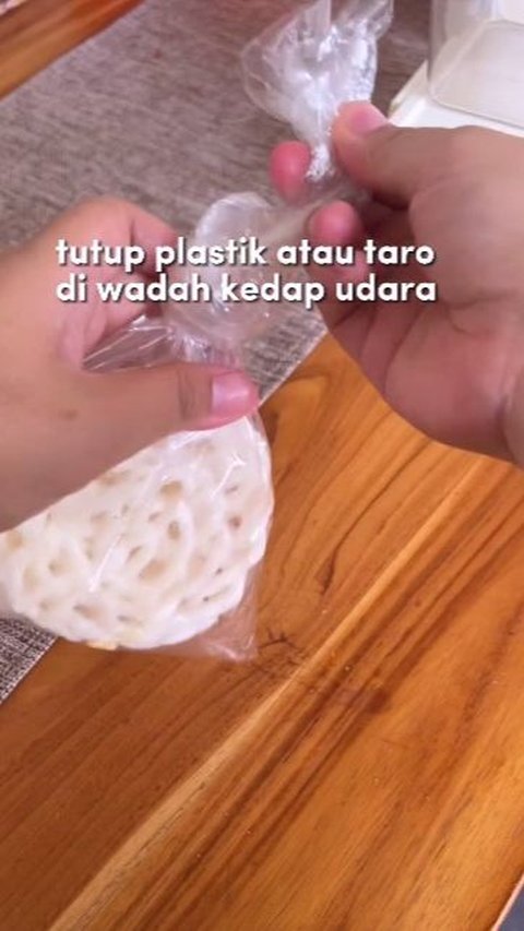 Masukkan Kerupuk ke dalam Plastik