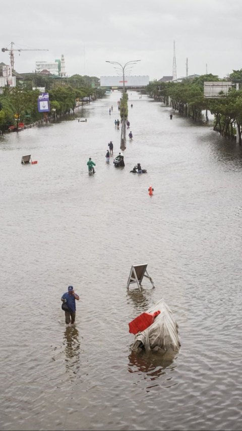 Mengutip Antara, BPBD Kota Semarang mencatat sedikitnya 158 ribu jiwa terdampak bencana banjir tersebut. Devi Rahman/AFP
