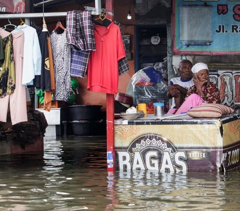 FOTO: Kondisi Banjir Rendam Kota Semarang, Warga Dievakuasi Pakai Perahu Karet hingga Buldoser