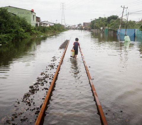 FOTO: Kondisi Banjir Rendam Kota Semarang, Warga Dievakuasi Pakai Perahu Karet hingga Buldoser