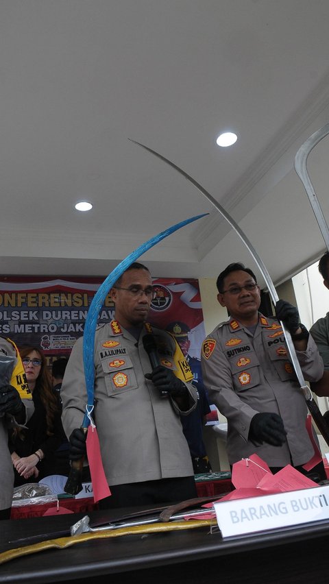 FOTO: Polisi Bekuk Pelaku Tawuran Antar Geng yang Tewaskan 1 Orang, Celurit-Celurit Panjang Diamankan