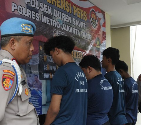 FOTO: Polisi Bekuk Pelaku Tawuran Antar Geng yang Tewaskan 1 Orang, Celurit-Celurit Panjang Diamankan