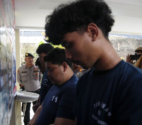 FOTO: Polisi Bekuk Pelaku Tawuran Antar Geng yang Tewaskan 1 Orang, Celurit-Celurit Panjang Diamankan