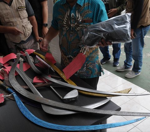 FOTO: Polisi Bekuk Pelaku Tawuran Antar Geng yang Tewaskan 1 Orang, Celurit-Celurit Panjang Diamankan