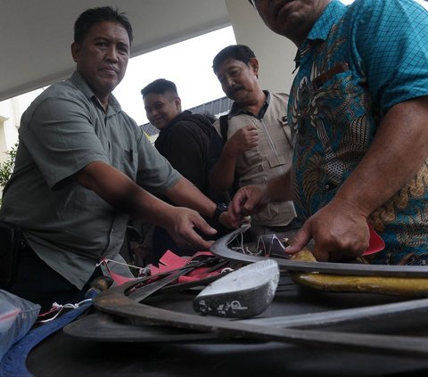 FOTO: Polisi Bekuk Pelaku Tawuran Antar Geng yang Tewaskan 1 Orang, Celurit-Celurit Panjang Diamankan