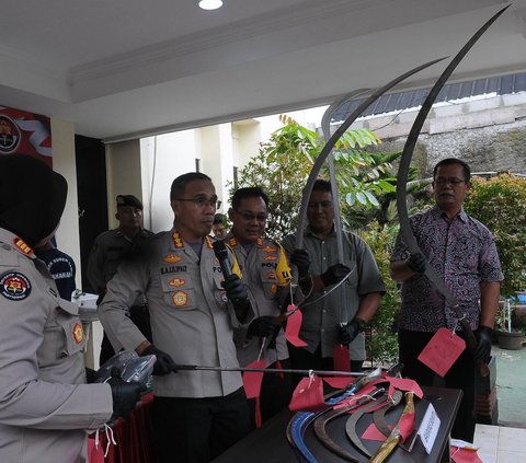 FOTO: Polisi Bekuk Pelaku Tawuran Antar Geng yang Tewaskan 1 Orang, Celurit-Celurit Panjang Diamankan