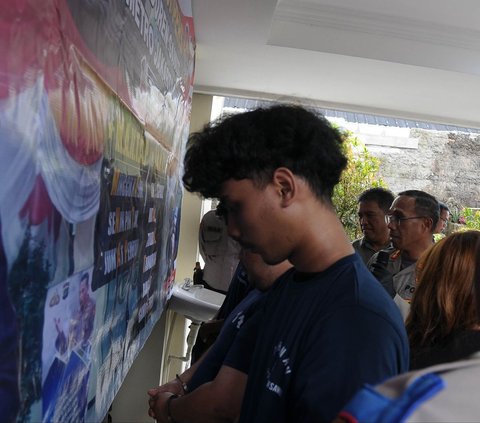 FOTO: Polisi Bekuk Pelaku Tawuran Antar Geng yang Tewaskan 1 Orang, Celurit-Celurit Panjang Diamankan