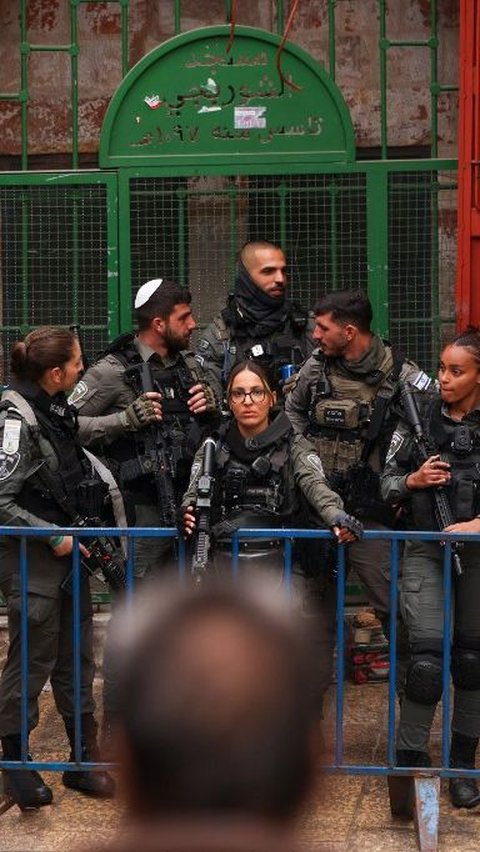 FOTO: Ribuan Polisi Israel Bersenjata Lengkap Dikerahkan di Masjid Al Aqsa Saat Jumat Pertama Ramadan