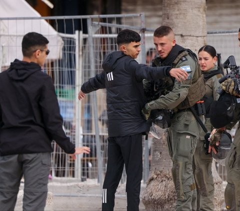 Polisi Israel menggeledah warga Palestina yang hendak melaksanakan salat Jumat pada pekan pertama Ramadan 1445 Hijriah di Masjid Al Aqsa, Yerusalem, Jumat (15/3/2024). Israel mengerahkan ribuan polisi bersenjata lengkap untuk melakukan penjagaan di Masjid Al Aqsa dan sekitarnya. AFP