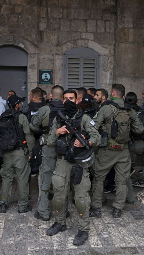 Sejumlah polisi Israel bersenjata lengkap berjaga di Gerbang Singa, luar kompleks Masjid Al Aqsa saat ribuan warga Palestina datang untuk melaksanakan salat Jumat pada pekan pertama Ramadan 2445 Hijriah, Jumat (15/3/2024). AFP