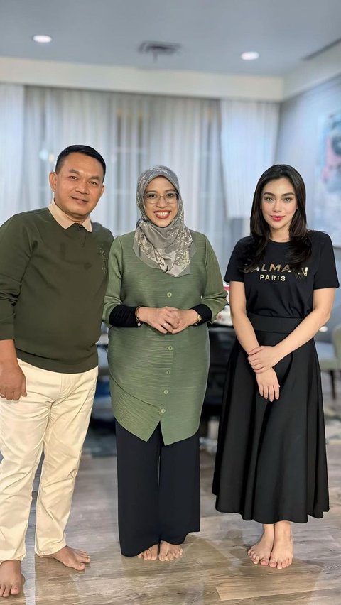 Celine Evangelista baru-baru ini mengunggah foto bersama Jenderal (Pur) TNI Dudung Abdurachman dan istrinya. 