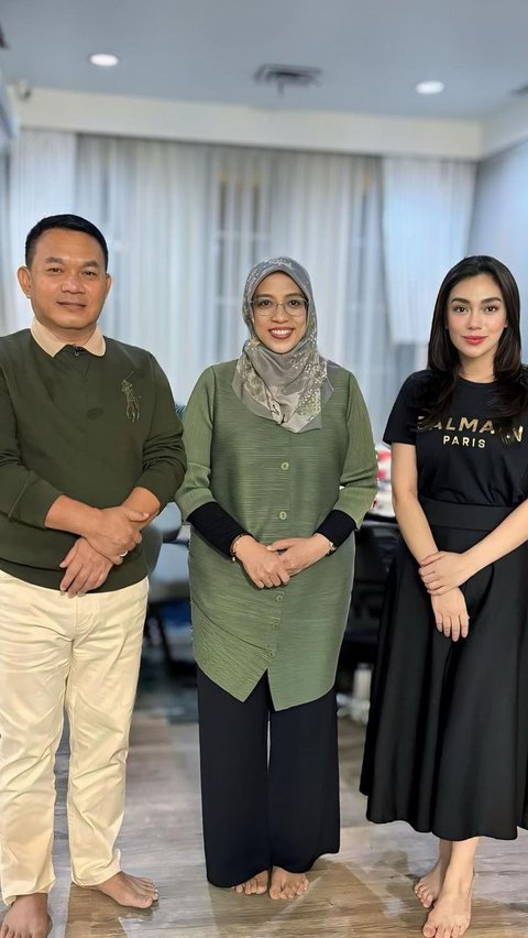 Sementara sang Jenderal dan istri tampil dengan pakaian berwarna hijau yang identik dengan TNI.<br>