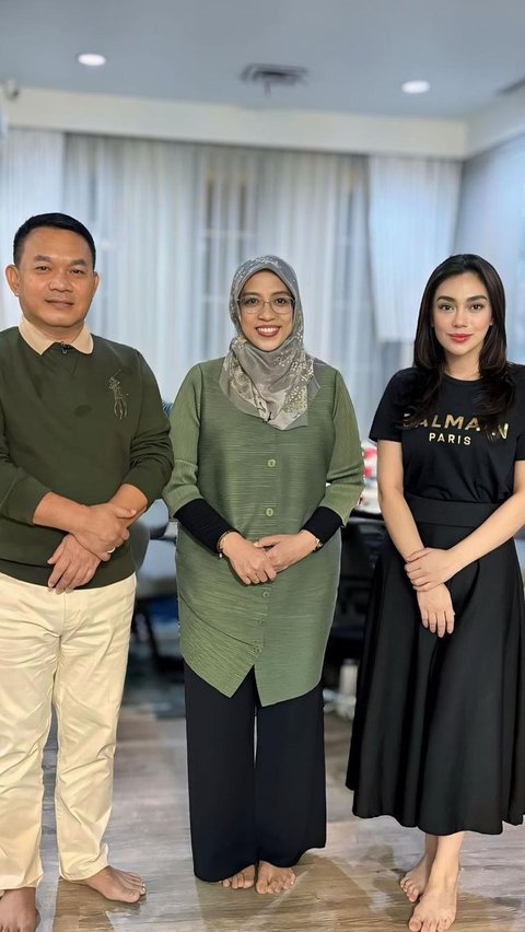 Pada foto yang dibagikan di akun media sosialnya, Celine tampil dengan pakaian serba hitam.