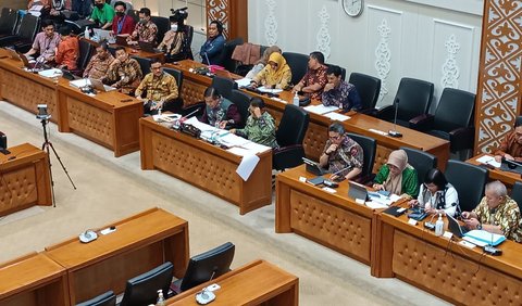 Anggota Badan Legislasi (Baleg) Dewan Perwakilan Rakyat (DPR) RI Fraksi Partai Golongan Karya (Golkar) Supriansa mengusulkan kendaraan berusia di atas 10 tahun dilarang masuk Jakarta.