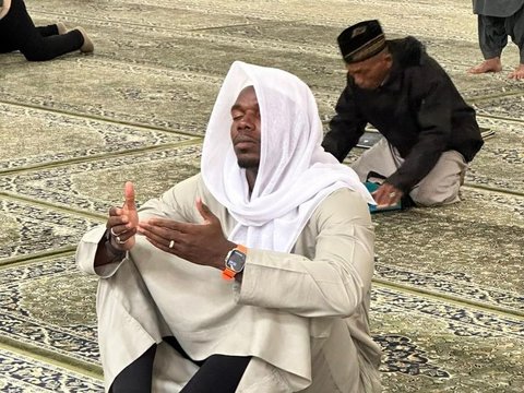 Viral Posting of Paul Pogba Praying Devoutly in the Mosque, Netizens Focused on the Figure of a Black-Capped Father Resembling an Indonesian Person Behind Him