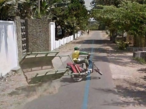 15 Funny and Absurd Moments of Indonesian Citizens Captured by Google Street View, No 14 Gives Chills