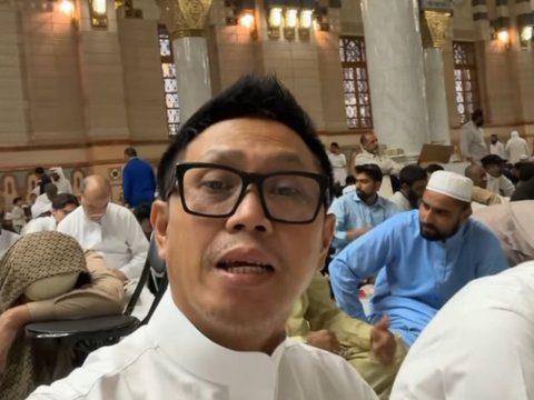 Potret Eko Patrio Bertemu dengan Atlet UFC Dunia saat Umrah di Tanah Suci, ini Sosoknya